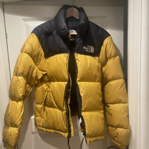 Str: S - North face jacka, använd en vinter ny pris 3000 kr