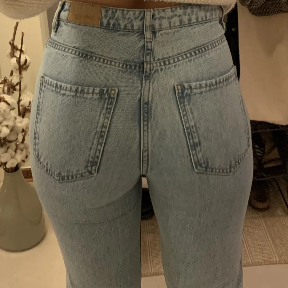 Momjeans i perfekt längd för mig som är 156 🌸. Jeans & Byxor.