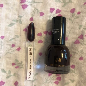 Nagellack  - Säljer alla mina nagellack för jag började med gel. Flera färger finns på min profil. DMa vid frågor, endast seriösa köpare tack! Använd helst köp direkt knappen för att säkerställa att du får ditt paket!