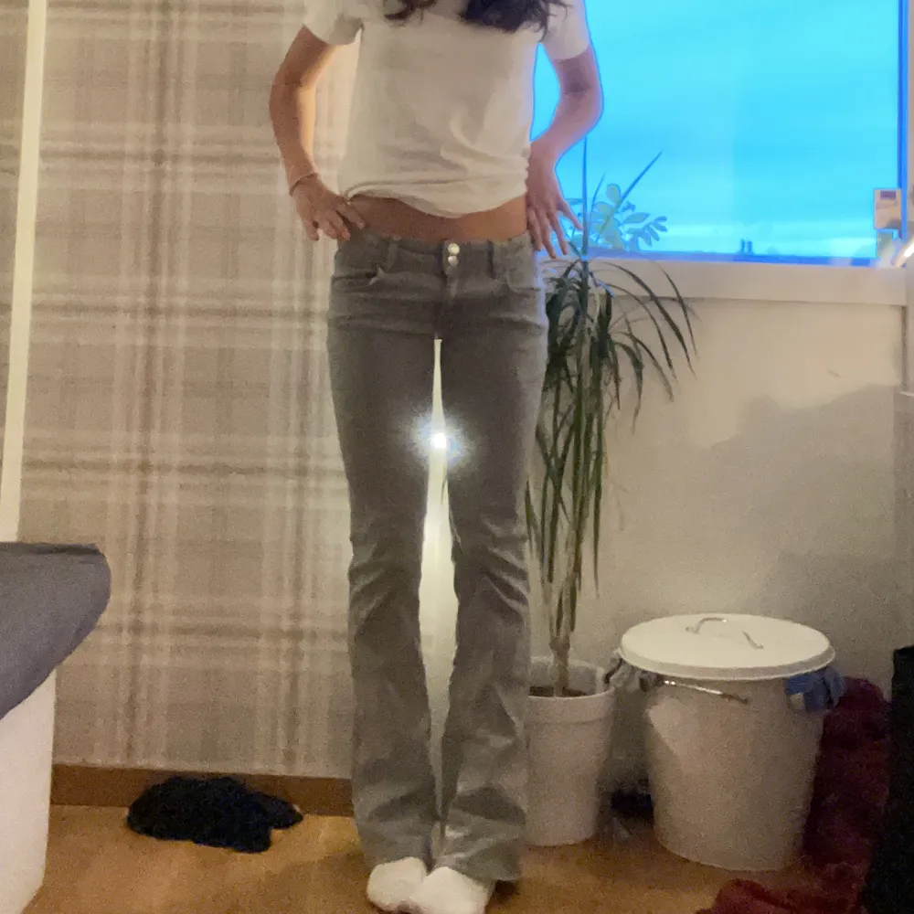 Säljer mina Gina Jeans då de inte komemr till användning längre💕 använda et fåtal gånger, priset kan diskuteras❤️💕köpta för 350 . Jeans & Byxor.