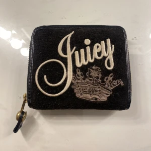 Juicy Couture plånbok - Väldigt fin plånbok som tyvärr inte kommer till användning 💕 