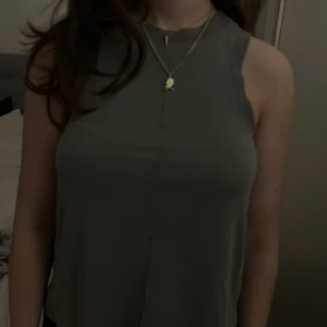 Militärgrönt Linne  - I storlek Xs 😍 passar till allt! 