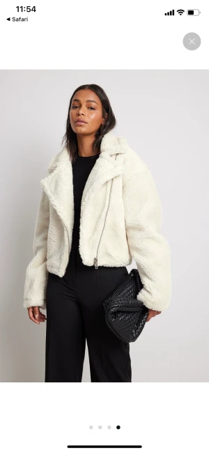 Kort teddyjacka vit nakd - Säljer min teddyjacka som jag aldrig använder, bara provat den en gång. Prislappen är kvar, helt ny.  Jättefin och varm jacka, passar till höst och vinter😊 Nypris 699 kr, säljer för 600 kr (Lånade bilder)  Priset är inte helt bestämt