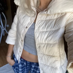 Trekvartsärmad jacka - Super snygg och helt oanvänd jacka med prislapp kvar. Det går att sätta på och ta av muddarna så det kan bli en trekvartsärmad jacka och en normallängd i ärmarna! Köpt för 1150kr🤍 Perfekt för vintern!