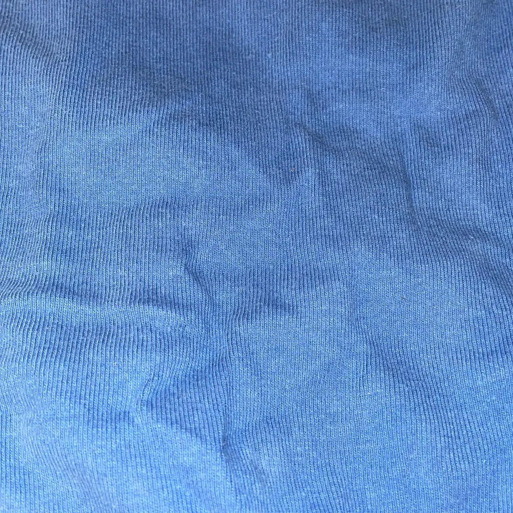 Säljer denna blåa tröja för att jag måste rensa kläder, för 85kr +frakt (pris kan diskuteras) ❤️ storlek oklart men mella Xs-S. Tröjor & Koftor.