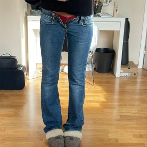 lågmidjade utsvänga jeans - Sååå snygga lågmidjade jeans från Fornarina som tyvärr blivit för små för mig💕 Jag är 177 cm Midjemått: 82cm innerben: 81