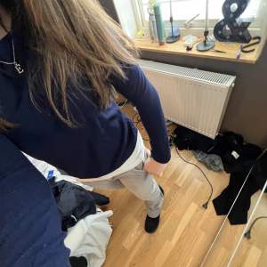 mörkblå stickad tröja från Zara med knappar på ärmarna🙏🙏🙏