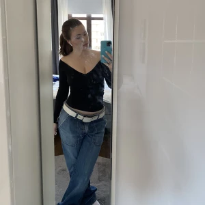 Topp - Svart off shoulder topp med bred V-ringning. Sparsamt använd! Skriv gärna för frågor eller fler bilder 💕💕  XS men kan nog passa en S (jag är M/S) 