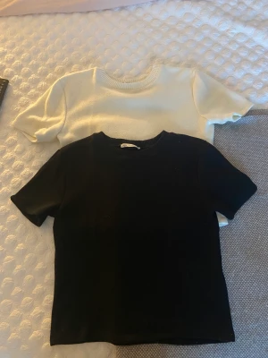 Tröja - Snygga tröjor från zara som inte kommer till användning. Stickade T-shirts som är väldigt mjuka. Lägg gärna prisförslag eller tryck på köp nu!!!🤍 ( kostar 200 kr styck)