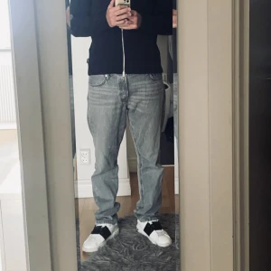 Jack & Jones jeans  - Säljer dessa jeans, använda ett fåtal gånger. Väldigt bra skick, precis som nya. 