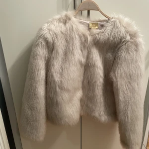 Pälsjacka HM - Storlek S Från HM Använd en gång 