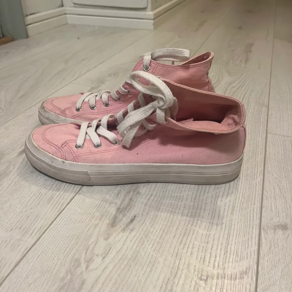 Jätte coola bubbel gum rosa converse liknande skor ❤️. Skor.