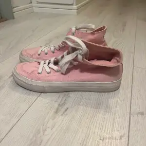 Jätte coola bubbel gum rosa converse liknande skor ❤️