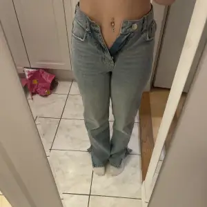 säljer dessa högmidjade vida jeans med slits där nere. sparsamt använda och i bra skick. man kan säkert sy dem lågmidjade! man får bra rumpa i dem! skriv för mer frågor eller bilder 💓💓