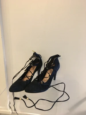 Pumps med snörning strl 36 - Pumps i mocka med snörning strl 36 från Tamaris