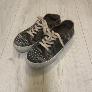 Nit skor  - As coola militär färgade sneakers med nitar ❤️