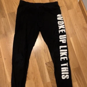 Sköna byxor - Säljer dessa sköna byxor från Atmosphere som antingen kan användas hemma eller träna eller liknande 💗
