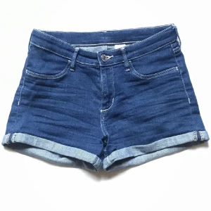 Shorts  - Jeansshorts nyskick 🎀jag säljer fler shorts och jeans, kolla gärna in min profil 💖