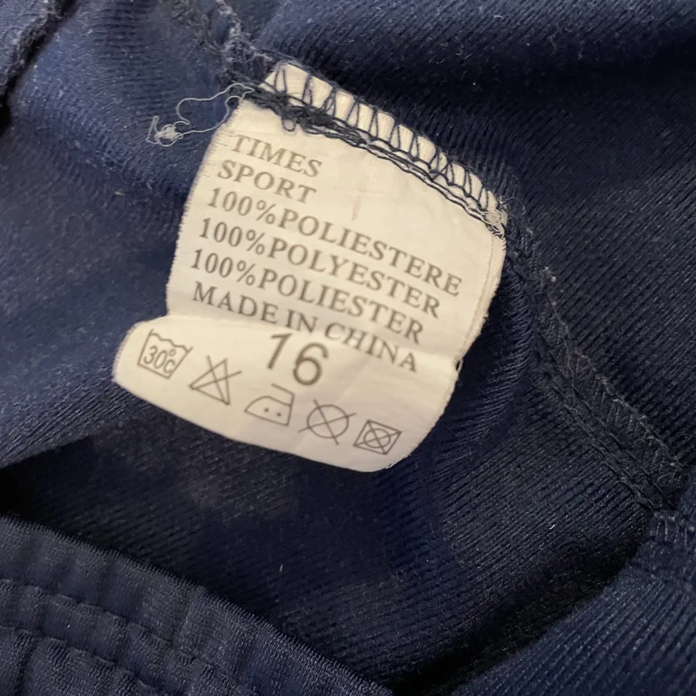 Blåa sport/mjukisbyxor. Vintage, omhändertagna. 100% polyester. Jeans & Byxor.