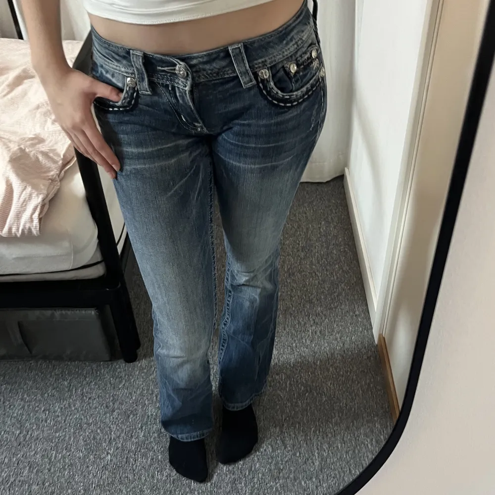 Snygga Lågmidjade miss me jeans. Bootcut modell med assnygga bakfickor ❤️skriv privat för måtten . Jeans & Byxor.