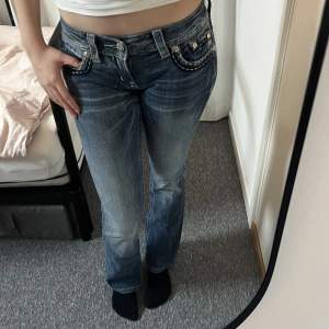 Snygga Lågmidjade miss me jeans. Bootcut modell med assnygga bakfickor ❤️skriv privat för måtten 