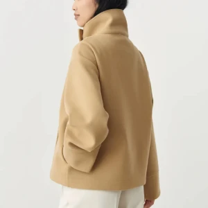 Kappa  - Snygg kappa från Gina, storlek M. Använd under våren💙. Jag brukar ha S. Köp via appen, tryck på köp nu