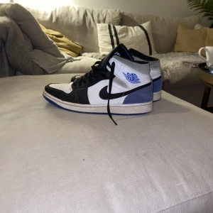 Jordan 1 mid - Säljer jordan 1 mid’s dom är storlek 42 och 7/10 dom går att få i bättre skick med lite tvätt. Har varken låda eller kvitto till dom därför så lågt pris