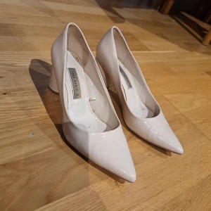 Klackar - Mycket snygga klackar från Zara i stl 39