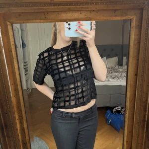 Genomskinlig svart tröja  - Säljer denna supercoola tröjan i mycket fint skick☺️