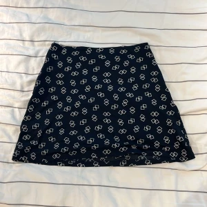 Supersöt mesh-kjol köpt på humana! - Säljer denna jättesöta kjolen i meshmaterial från humana! Hör av dig för fler bilder!