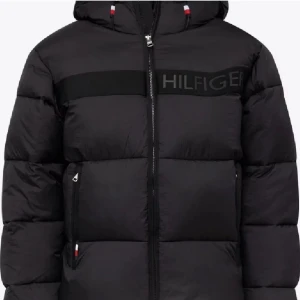 Tommy hilfiger jacka - Köpt för ca 10 månader sedan, bara använd i 3 månader. Köpt för 3000kr. Jättebra skick