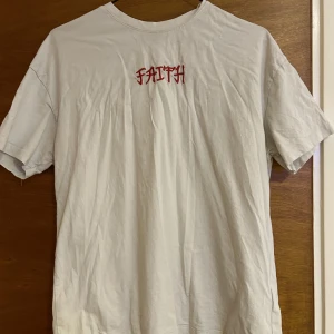 T-shirt ”faith” - En jätte fin t-shirt som tyvärr aldrig har kommit till användning.