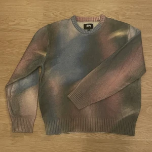 Stüssy knit  - En helt makalös stickad tröja från Stussy, med fina färger och vansinnig fade. Denna har burits med varsamhet, men framförallt kärlek, och nu är den tyvärr något liten på mig (185 cm). Köptes på Shelta, orig. pris 2149 spänn. Skriv gärna pm vid frågor!