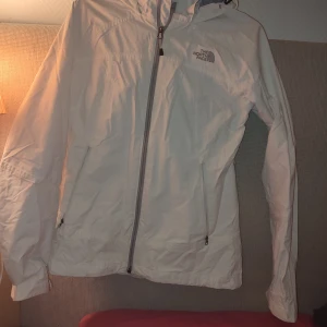 The north face regn & wind jacka - Size : s Den är hel, inga märkning 
