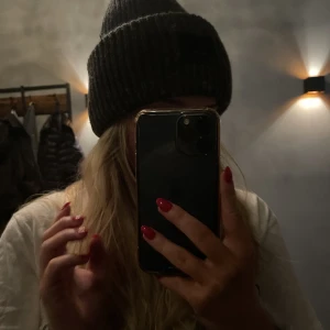 Acne mössa - Säljer min otroliga acne mössa i mörkgrå. Går ej att köpa längre i denna färg. Säljs pga att den inte längre används🫶🏼