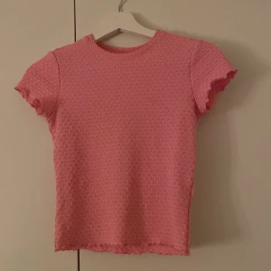 Monki rosa t shirt - Tröjan är lite längre än va den är på tredje bilden, har vikt upp den, använt 2-3 gånger. Skriv om du vill ha mer tydliga bilder! Köparen står för frakten!