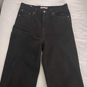 Säljer ett par jeans från Levi’s. Modellen heter Ribcage wide leg. Storleken är W31 L32, jag är 174 cm och dem är lite för långa för mig! Dem är nästan nya har endast haft dem några gånger o tvättat dem en gång men tyvärr är dem lite för stora i midjan.