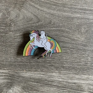 Ripndip pin - Ripndip pin som kan ha på väskan till exempel. Bra skick. Mått finns på sista bilden 