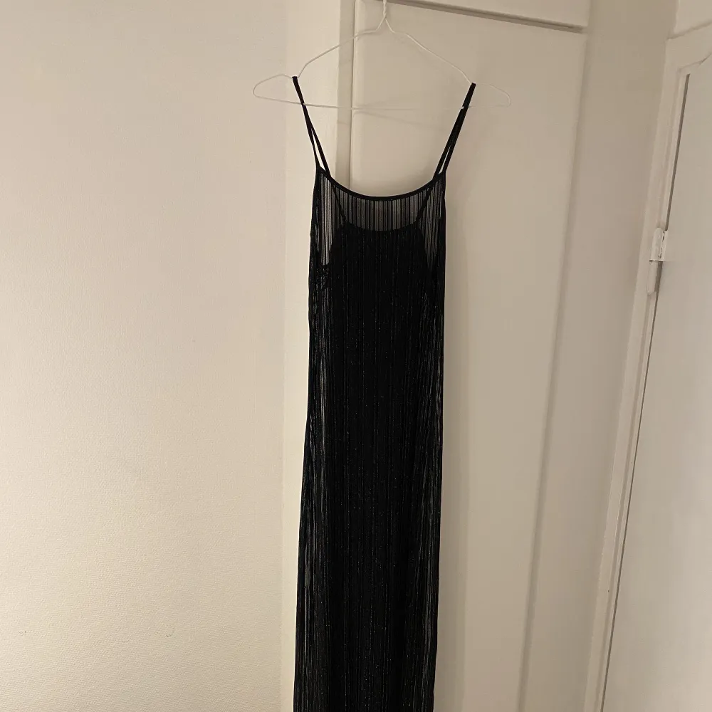 Tunnt virkad svart maxiklänning som glittrar, den är helt genomskinlig och passar för bikini eller exempelvis festival, köpare står för frakt . Klänningar.