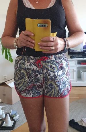 Paisley mönstrade shorts  - Shorts i mycket fint skick. Passar Small till liten medium. Pris 60kr 🙂