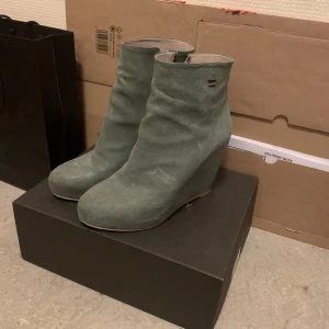 Last conspiracy heels - Last conspiracy heels i size 42, hade kunnat passa en 41 kanske köpte dem på jättestor rea men har aldrig på mig dem