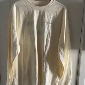 Off the label tröja - Säljer den här tröjan. Aldrig använd och tags är fortfarande kvar