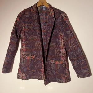 Kavaj 60/70- talsstuk  - Supercool flowerkavaj inköpt från beyond retro i storlek s! Köpare står för frakt men kan mötas i Stockholm!