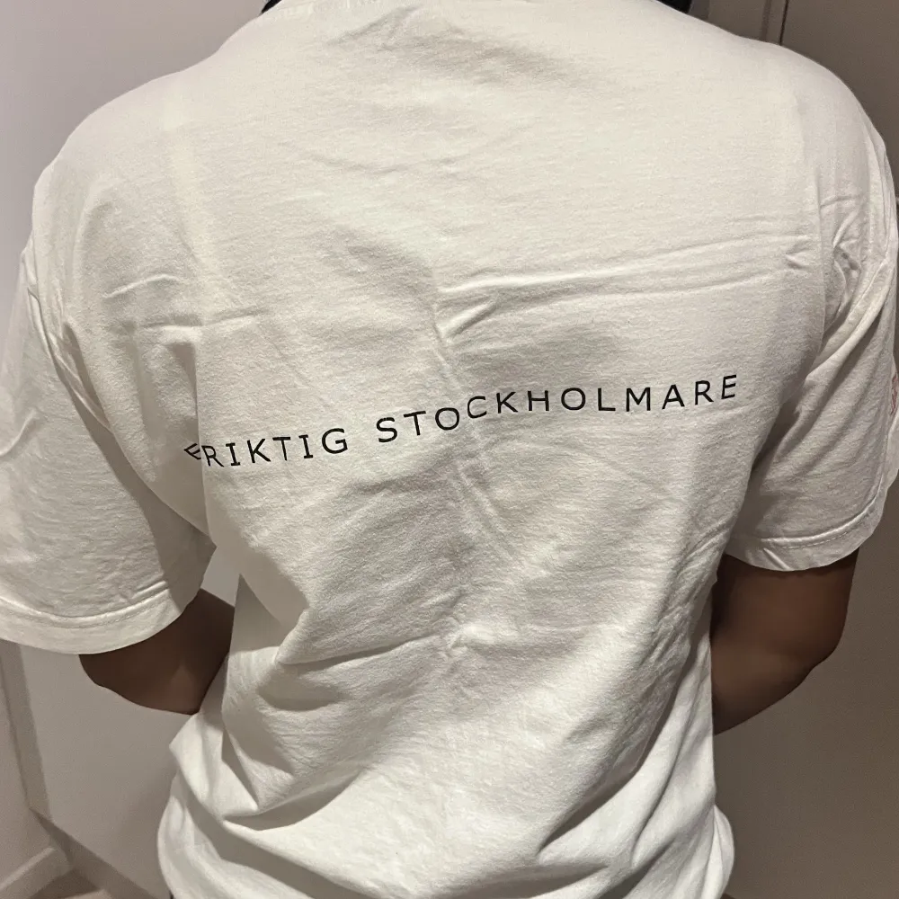 Detta är en jätte bekväm o fin tröja från South West där det står ”Riktigt Stockholmare”🤗 Den är annars vit där framme som en vanlig t shirt💞. T-shirts.