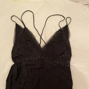 Zara linne - Superfin topp från Zara. Är mesh ränder på tröjan, skriv för fler bilder. Endast använd 1 gång. Nypris ca 600