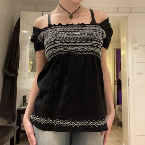 Topp - Söt topp som man kan ha på lite olika sätt. Tråden i mitten har gått upp men går säkert o fixa om man är lire pillig 