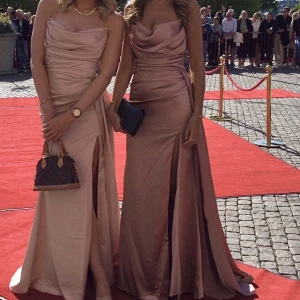 Balklänning/bröllopsklänning - Säljer nu min fina balklänning i färgen rosé som endast använts en gång💞Klänning är insydd i midjan och passar en xs/s. Nypris ligger på 4000kr men säljer för 2300kr!