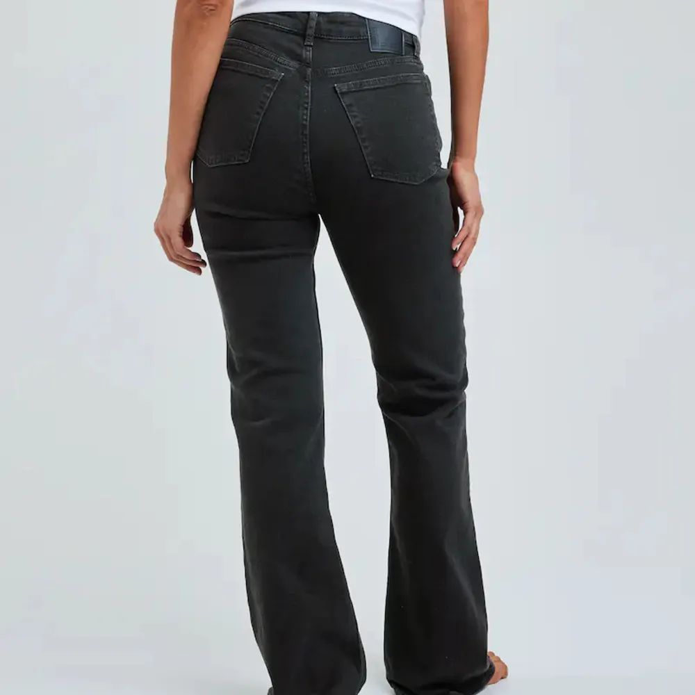 Jättesnygga svarta boot flare jeans från Bikbok. Inga skador, fläckar mm. Använda enstaka gånger.  Storleken är slutsåld online. . Jeans & Byxor.