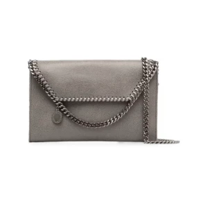 Stella McCartney  - Säljer nu denna fina väska på grund av för lite användning 💕den är sparsamt använd och i bra skick.   Bredd: 22 cm Höjd: 13 cm. Pris kan diskuteras 