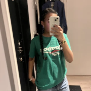T shirt med tryck  - En sjukt snygg grön t shirt med lite röda och vita detaljer💚